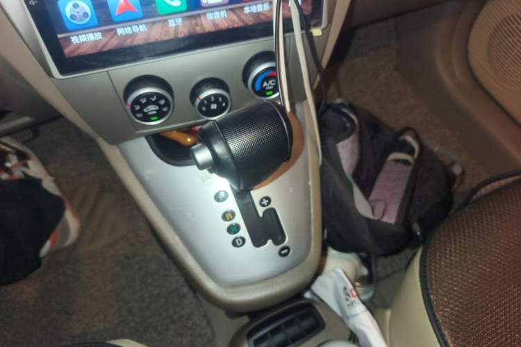 Used Hyundai Tucson 2009 2.0L Automatic Two-Wheel Drive with Sunroof Gear Lever