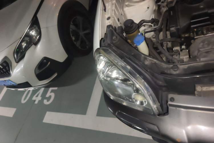 Used Hyundai Tucson 2009 2.0L Automatic Two-Wheel Drive with Sunroof Right Front Headlight