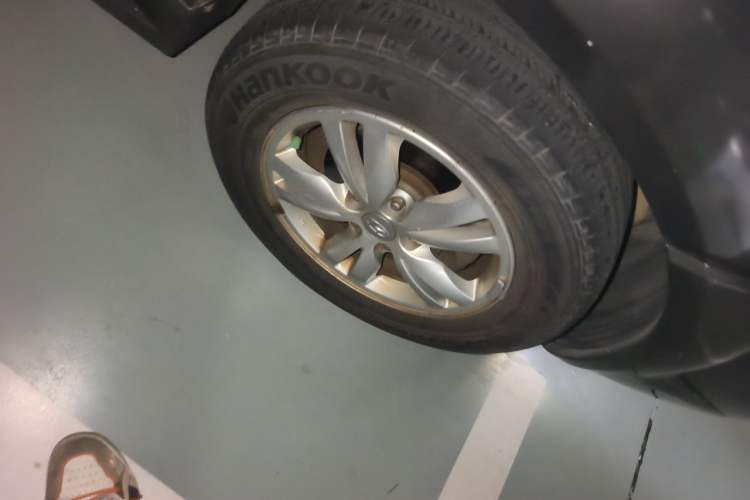 Used Hyundai Tucson 2009 2.0L Automatic Two-Wheel Drive with Sunroof Right Front Wheel Hub