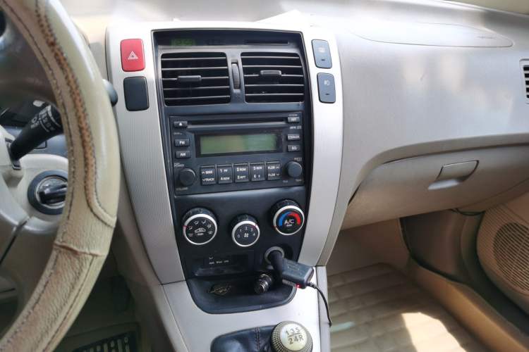 Used Hyundai Tucson 2013 2.0L Manual Two-Wheel Drive Fashion Edition Audio And AC Panel