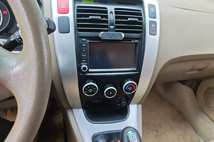 Used Hyundai Tucson 2013 2.0L Manual Two-Wheel Drive Fashion Edition Audio And AC Panel