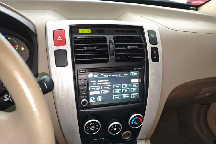 Used Hyundai Tucson 2013 2.0L Manual Two-Wheel Drive Fashion Edition Audio And AC Panel