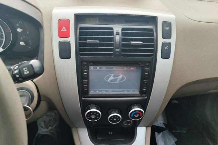 Used Hyundai Tucson 2013 2.0L Manual Two-Wheel Drive Fashion Edition Audio And AC Panel