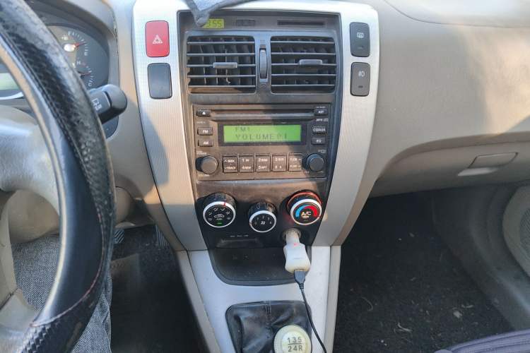 Used Hyundai Tucson 2013 2.0L Manual Two-Wheel Drive Fashion Edition Audio And AC Panel