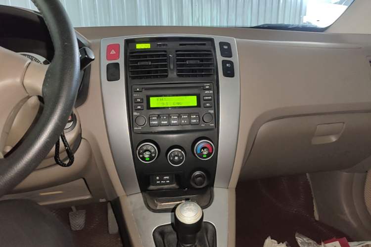 Used Hyundai Tucson 2013 2.0L Manual Two-Wheel Drive Fashion Edition Audio And AC Panel