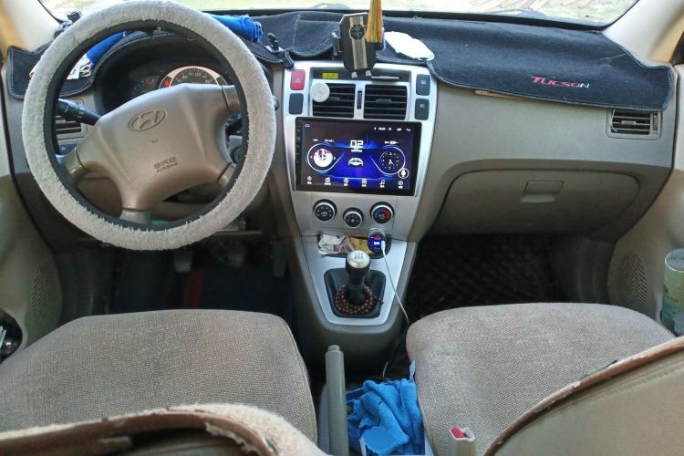 Used Hyundai Tucson 2013 2.0L Manual Two-Wheel Drive Fashion Edition Center Console