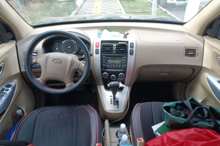 Used Hyundai Tucson 2013 2.0L Automatic Two-Wheel Drive Comfort Version Center Console