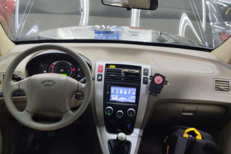 Used Hyundai Tucson 2013 2.0L Manual Two-Wheel Drive Fashion Edition Center Console