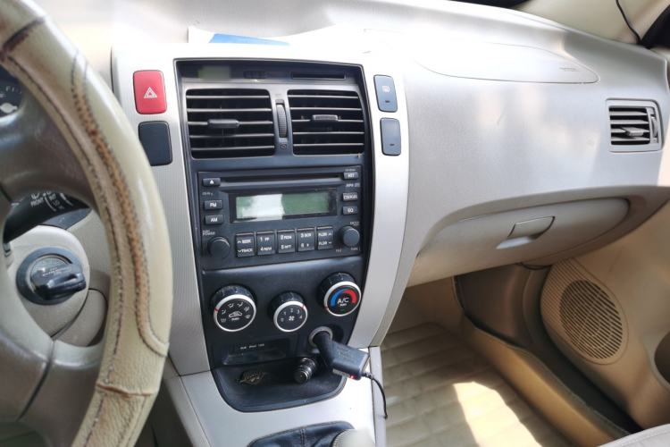 Used Hyundai Tucson 2013 2.0L Manual Two-Wheel Drive Fashion Edition Center Console