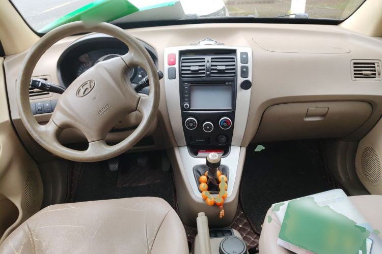 Used Hyundai Tucson 2013 2.0L Manual Two-Wheel Drive Fashion Edition Center Console