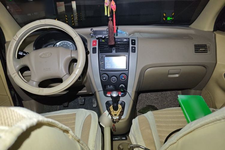 Used Hyundai Tucson 2013 2.0L Manual Two-Wheel Drive Comfort Version Center Console