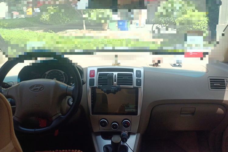 Used Hyundai Tucson 2013 2.0L Manual Two-Wheel Drive Fashion Edition Center Console