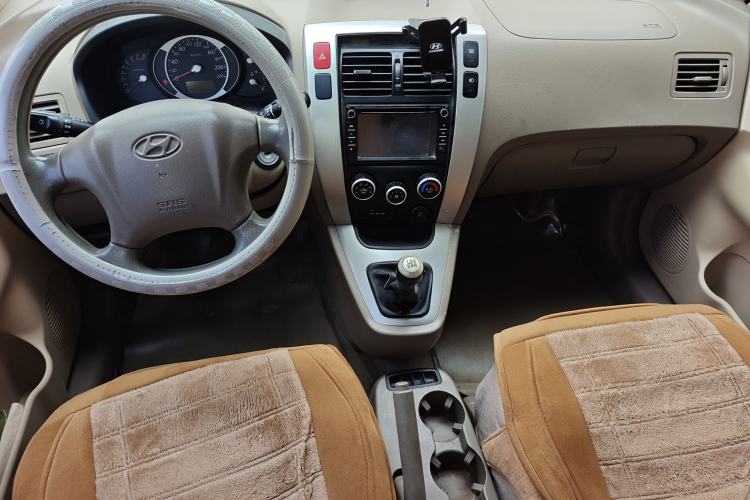 Used Hyundai Tucson 2013 2.0L Manual Two-Wheel Drive Fashion Edition Center Console