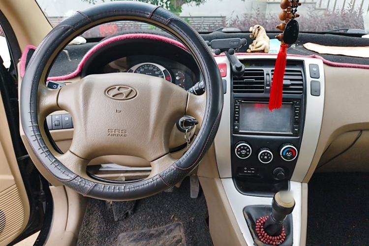 Used Hyundai Tucson 2013 2.0L Manual Two-Wheel Drive Fashion Edition Center Console
