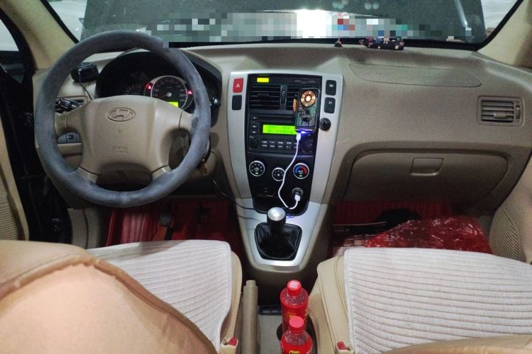 Used Hyundai Tucson 2013 2.0L Manual Two-Wheel Drive Fashion Edition Center Console