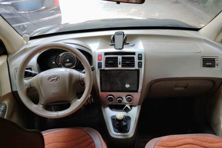 Used Hyundai Tucson 2013 2.0L Manual Two-Wheel Drive Fashion Edition Center Console