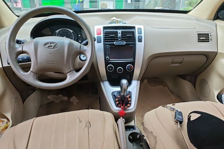 Used Hyundai Tucson 2013 2.0L Manual Two-Wheel Drive Fashion Edition Center Console