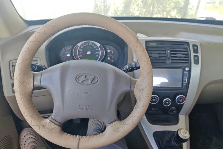 Used Hyundai Tucson 2013 2.0L Manual Two-Wheel Drive Fashion Edition Center Console