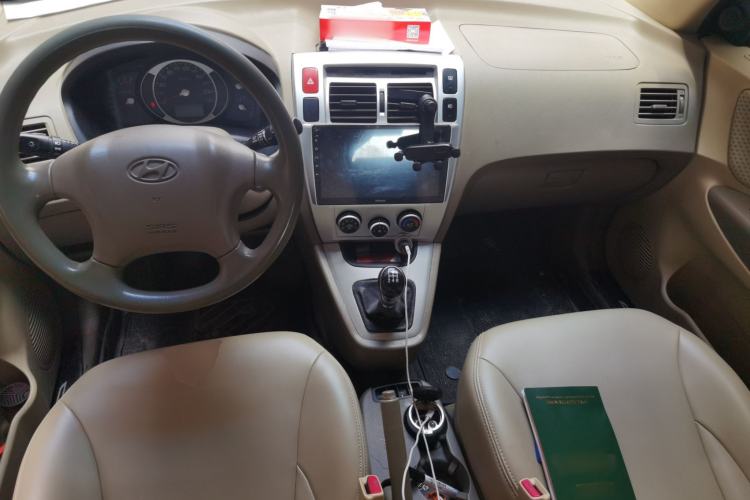 Used Hyundai Tucson 2013 2.0L Manual Two-Wheel Drive Fashion Edition Center Console