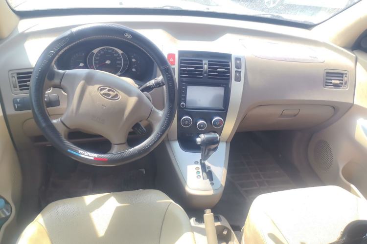 Used Hyundai Tucson 2013 2.0L Automatic Two-Wheel Drive Comfort Version Center Console