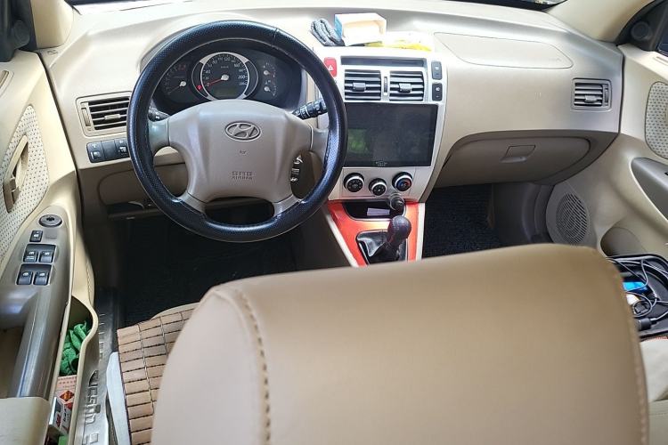 Used Hyundai Tucson 2013 2.0L Manual Two-Wheel Drive Fashion Edition Center Console