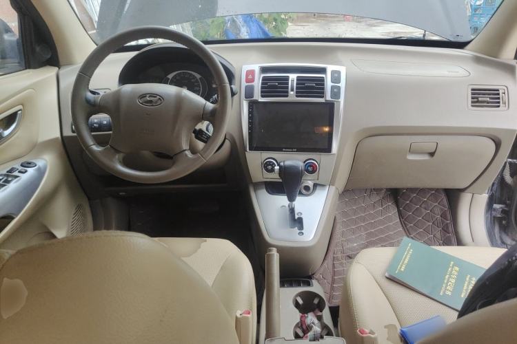 Used Hyundai Tucson 2013 2.0L Automatic Two-Wheel Drive Comfort Version Center Console