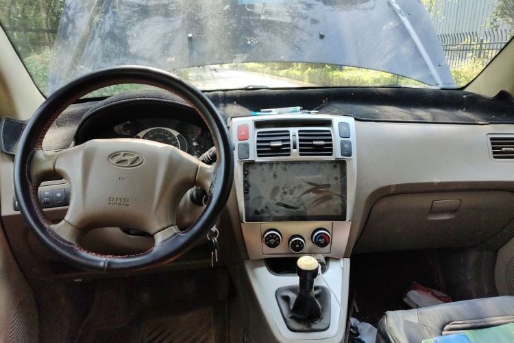 Used Hyundai Tucson 2013 2.0L Manual Two-Wheel Drive Fashion Edition Center Console