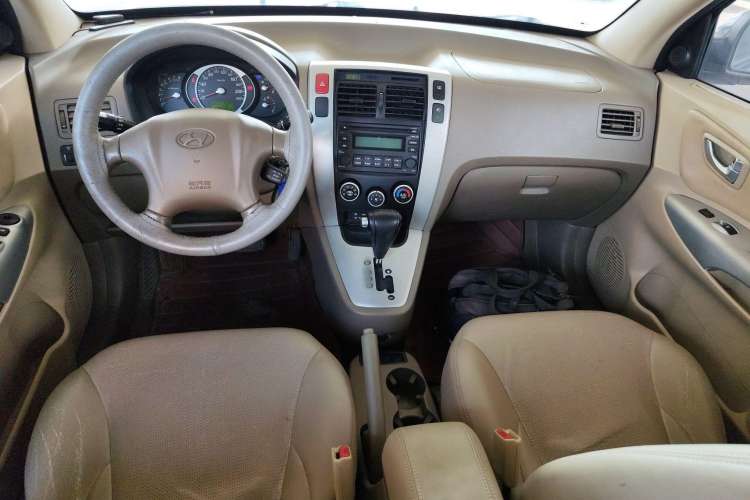 Used Hyundai Tucson 2013 2.0L Automatic Two-Wheel Drive Comfort Version Center Console