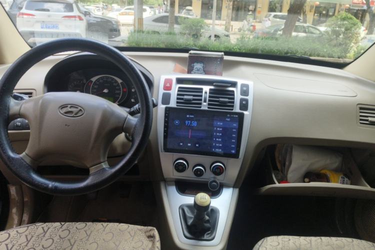 Used Hyundai Tucson 2013 2.0L Manual Two-Wheel Drive Fashion Edition Center Console