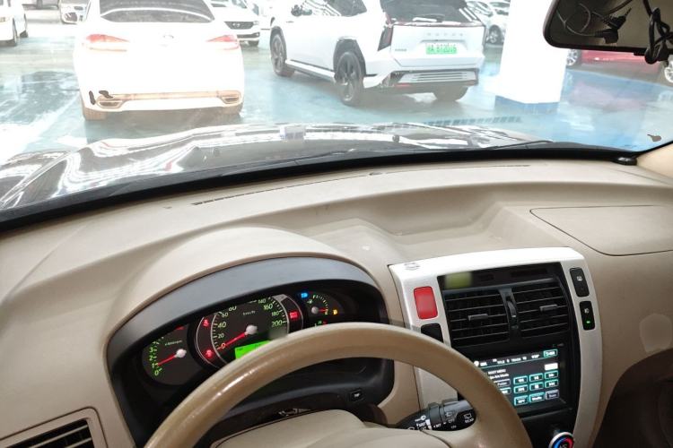 Used Hyundai Tucson 2013 2.0L Manual Two-Wheel Drive Fashion Edition Center Console