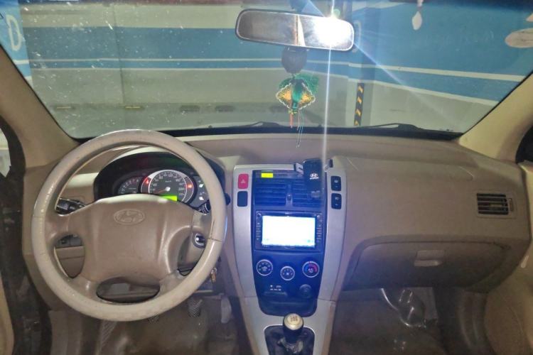 Used Hyundai Tucson 2013 2.0L Manual Two-Wheel Drive Fashion Edition Center Console