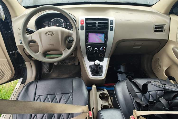 Used Hyundai Tucson 2013 2.0L Manual Two-Wheel Drive Fashion Edition Center Console