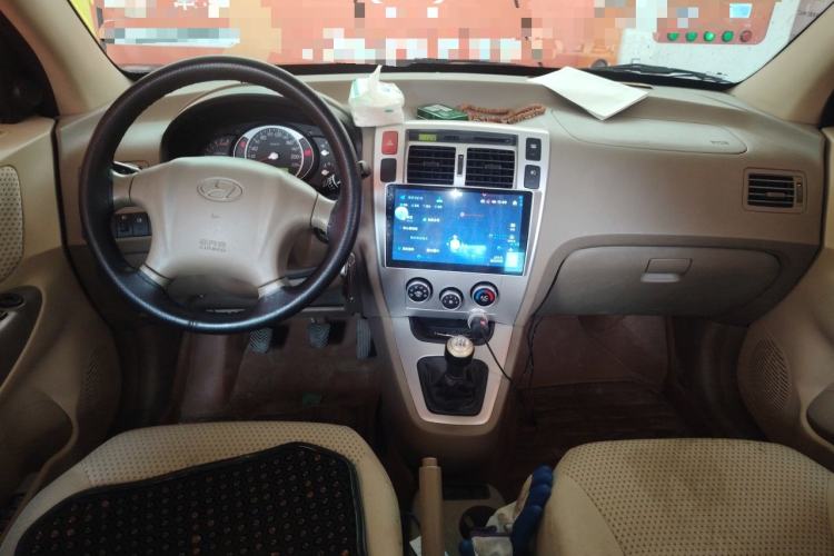 Used Hyundai Tucson 2013 2.0L Manual Two-Wheel Drive Fashion Edition Center Console