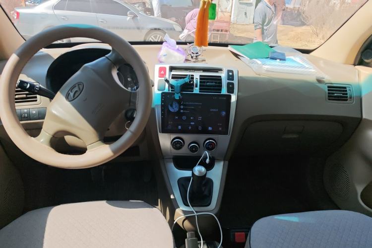Used Hyundai Tucson 2013 2.0L Manual Two-Wheel Drive Fashion Edition Center Console