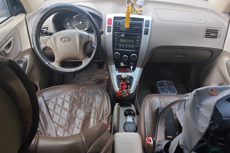Used Hyundai Tucson 2013 2.0L Manual Two-Wheel Drive Fashion Edition Center Console