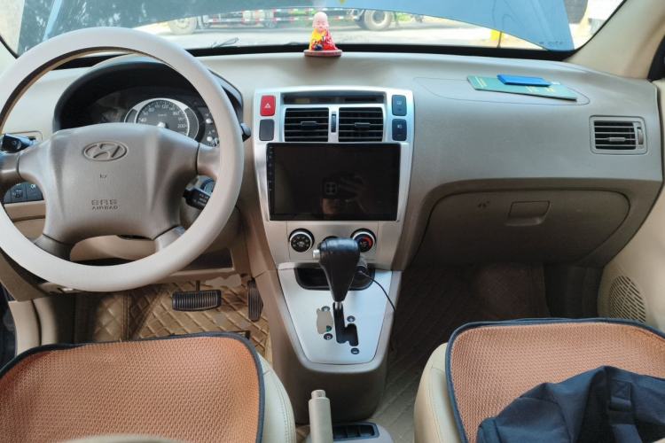 Used Hyundai Tucson 2013 2.0L Automatic Two-Wheel Drive Comfort Version Center Console