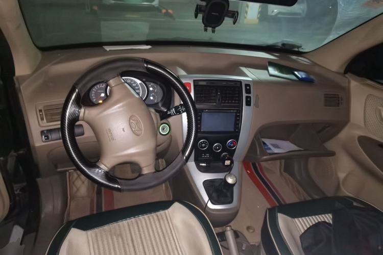 Used Hyundai Tucson 2013 2.0L Manual Two-Wheel Drive Fashion Edition Center Console