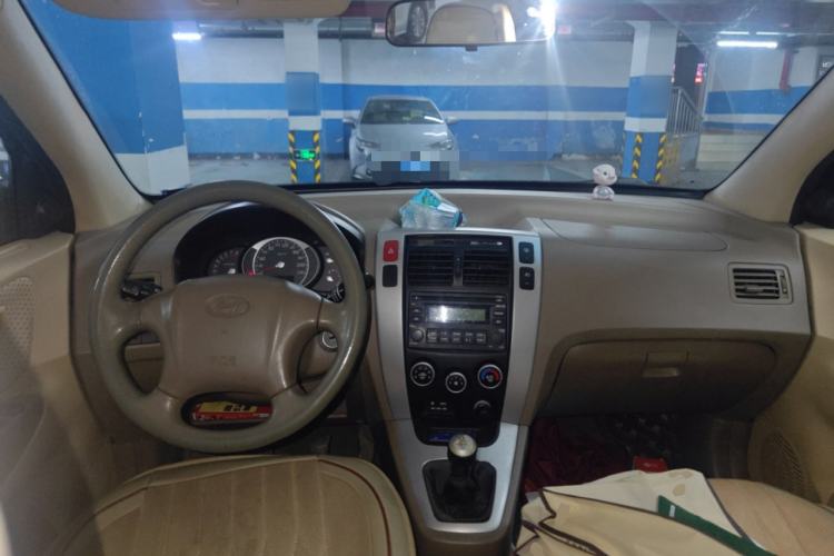 Used Hyundai Tucson 2013 2.0L Manual Two-Wheel Drive Fashion Edition Center Console