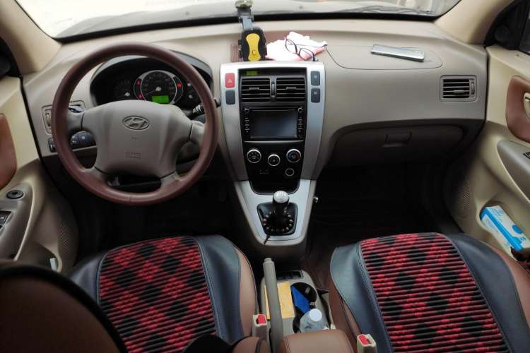 Used Hyundai Tucson 2013 2.0L Manual Two-Wheel Drive Fashion Edition Center Console