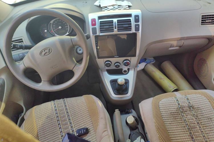 Used Hyundai Tucson 2013 2.0L Manual Two-Wheel Drive Fashion Edition Center Console