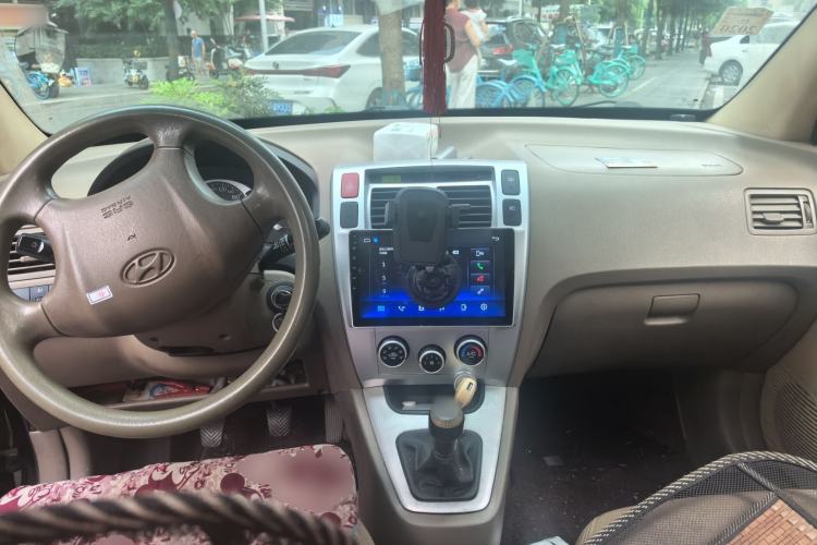 Used Hyundai Tucson 2013 2.0L Manual Two-Wheel Drive Fashion Edition Center Console