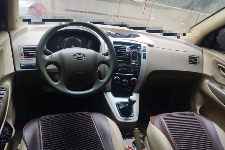 Used Hyundai Tucson 2013 2.0L Manual Two-Wheel Drive Fashion Edition Center Console