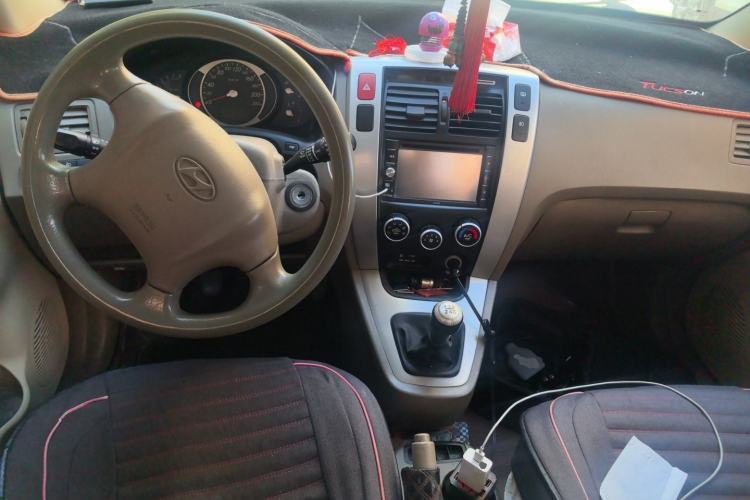 Used Hyundai Tucson 2013 2.0L Manual Two-Wheel Drive Fashion Edition Center Console