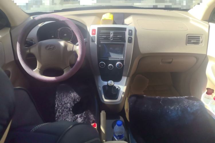 Used Hyundai Tucson 2013 2.0L Manual Two-Wheel Drive Fashion Edition Center Console