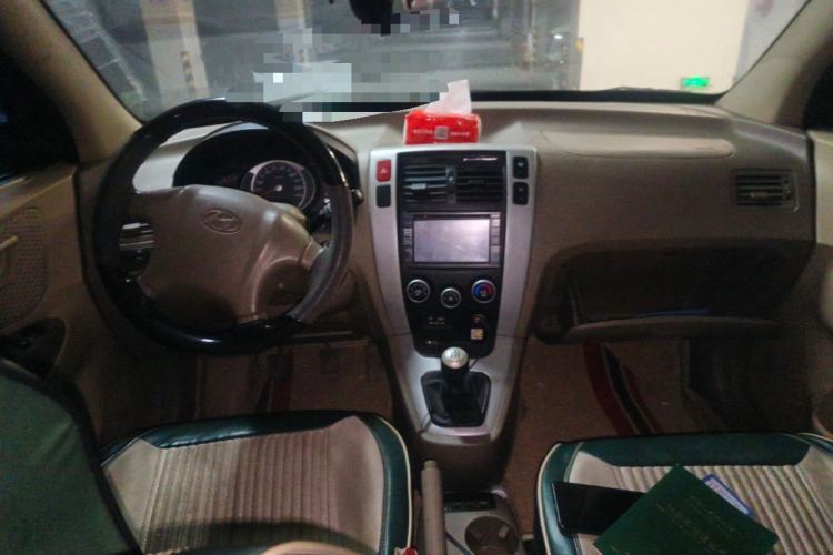 Used Hyundai Tucson 2013 2.0L Manual Two-Wheel Drive Fashion Edition Center Console