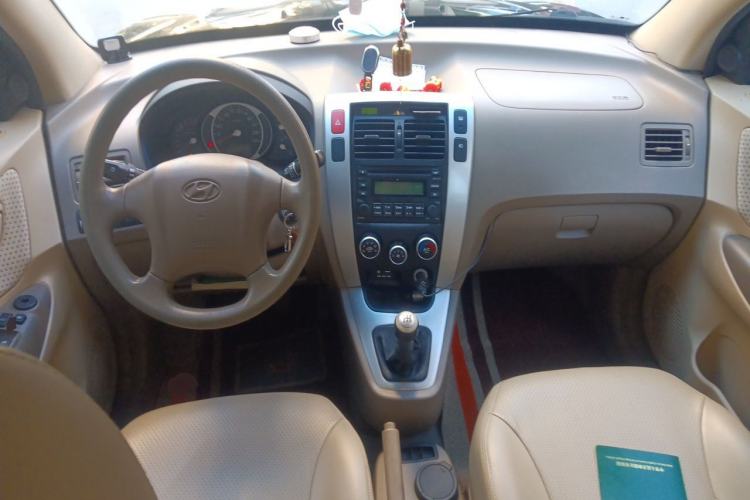 Used Hyundai Tucson 2013 2.0L Manual Two-Wheel Drive Fashion Edition Center Console