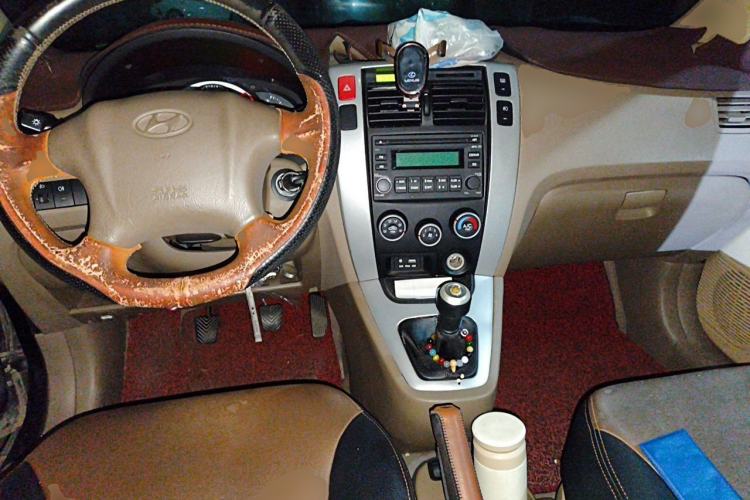 Used Hyundai Tucson 2013 2.0L Manual Two-Wheel Drive Fashion Edition Center Console