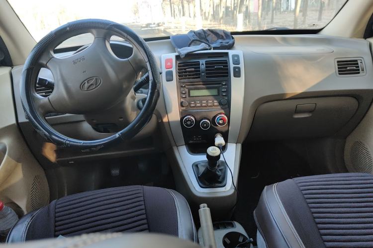Used Hyundai Tucson 2013 2.0L Manual Two-Wheel Drive Fashion Edition Center Console