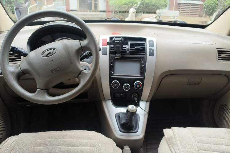 Used Hyundai Tucson 2013 2.0L Manual Two-Wheel Drive Fashion Edition Center Console