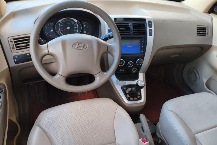 Used Hyundai Tucson 2013 2.0L Manual Two-Wheel Drive Fashion Edition Center Console